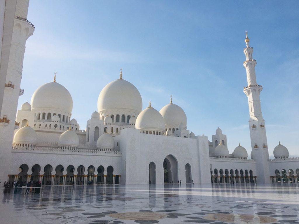 アブダビ シェイク ザイード グランド モスクを完全解説 服装 行き方 注意事項について 旅行達人 必ず役立つ旅の情報館